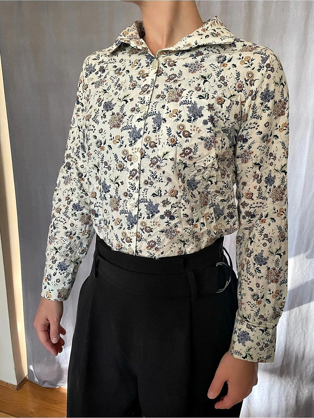 Floral Button Down Shirt in Cream & Blue Like New
